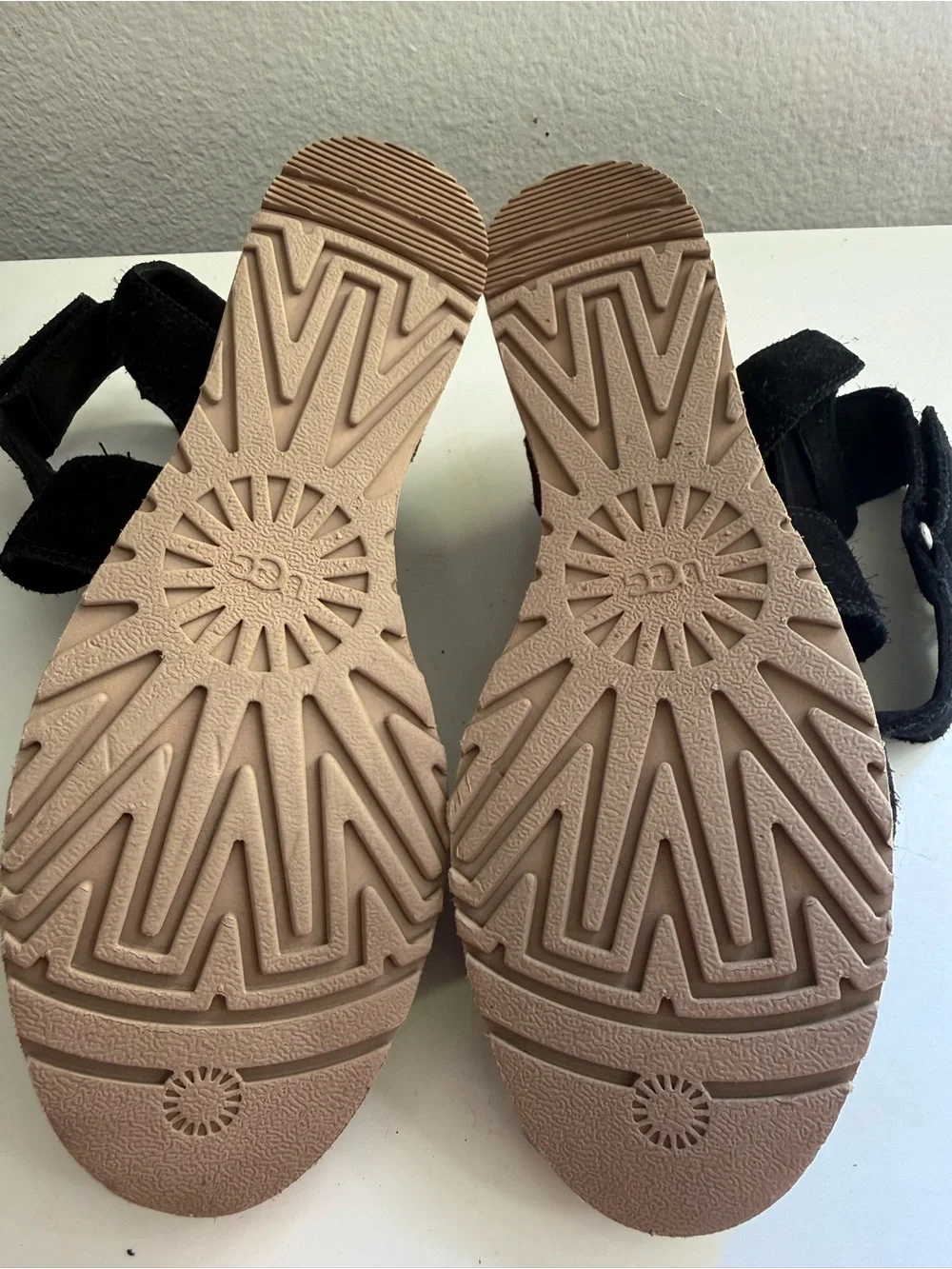UGG lleana size 8.5 Black Suede Crisscross Espadrille Wedge Sandals